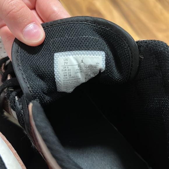 Air Jordan Mids - Picture 6 of 7